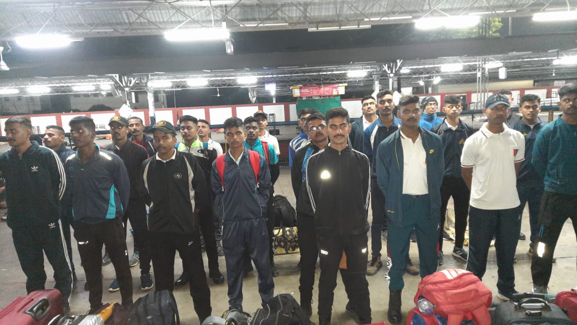 fourmpctr's tweet photo. Army "Army attachment camp"
Journey begins Jabalpur to Bhopal
Jabalpur station
Total= 25 cadets 

Date 19.09.22 https://t.co/mvKTg0PLyX