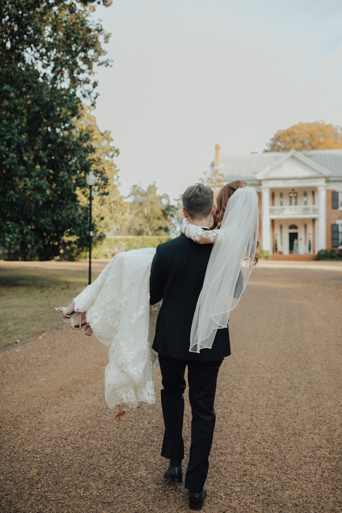 CedarHallTN's tweet photo. At Cedar Hall, our greatest joy is found in helping you create the celebration of your dreams, striving to save you from the pressures of planning. Call us today - we would love to get started planning the day of your dreams. 🍃⁣
⁣
Venue ◦ @cedarhallTN
Photo ◦ Jo Darling https://t.co/jw74UqDh66