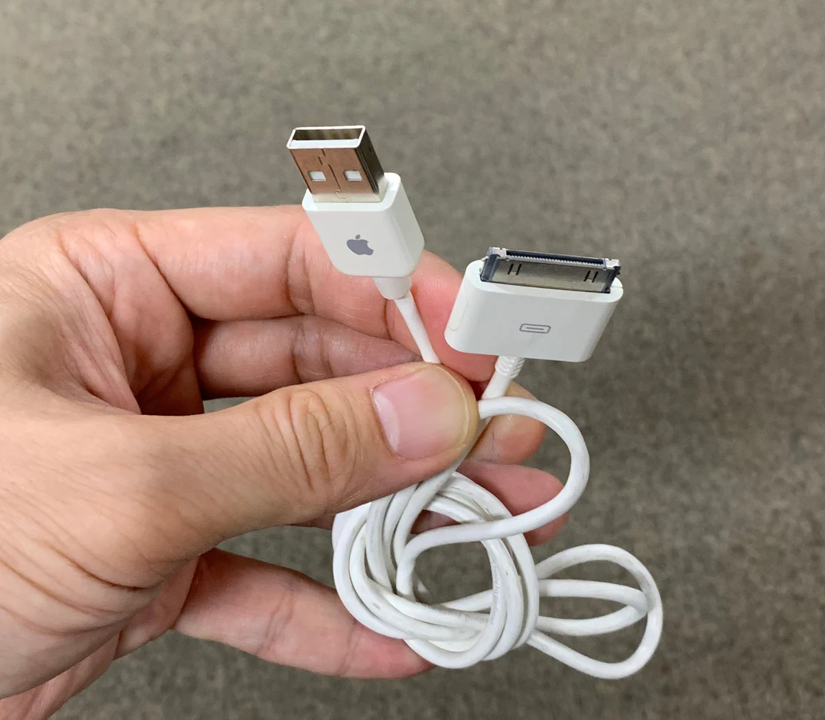 今の若い子は知らないよね！新製品と間違えられたアップルのケーブルとは！？