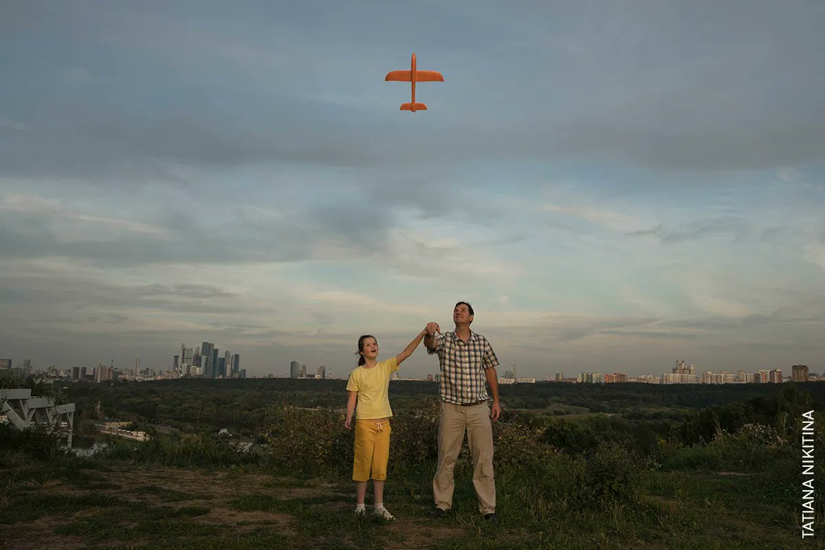 WorldPressPhoto's tweet image. Photo of the Day | A father teaches his daughter Ksenia (10), who has autism, to launch a toy plane in Moscow, Russia, in August 2020. ‘In Flight’ by Tatiana Nikitina was awarded in the 2021 World Press Photo Contest. Learn more: bit.ly/3BllDm0