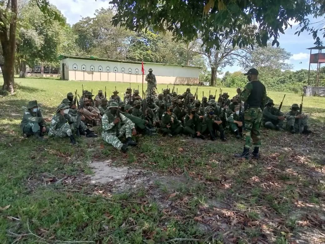 Milicia_ve's tweet photo. #Noticias 📍 El Cmdo. De Milicia de la REDI Occidental, realizó el curso de Tirador Experto y Curso Caribe; a las Unidades Especiales de la #MiliciaBolivariana, ubicada en el Fuerte Yaruro, del Municipio Páez; edo. Apure. https://t.co/EzrNU2GESB