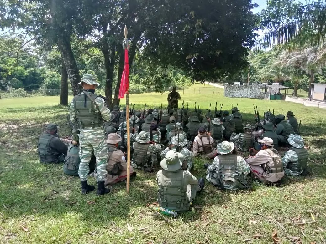 Milicia_ve's tweet photo. #Noticias 📍 El Cmdo. De Milicia de la REDI Occidental, realizó el curso de Tirador Experto y Curso Caribe; a las Unidades Especiales de la #MiliciaBolivariana, ubicada en el Fuerte Yaruro, del Municipio Páez; edo. Apure. https://t.co/EzrNU2GESB