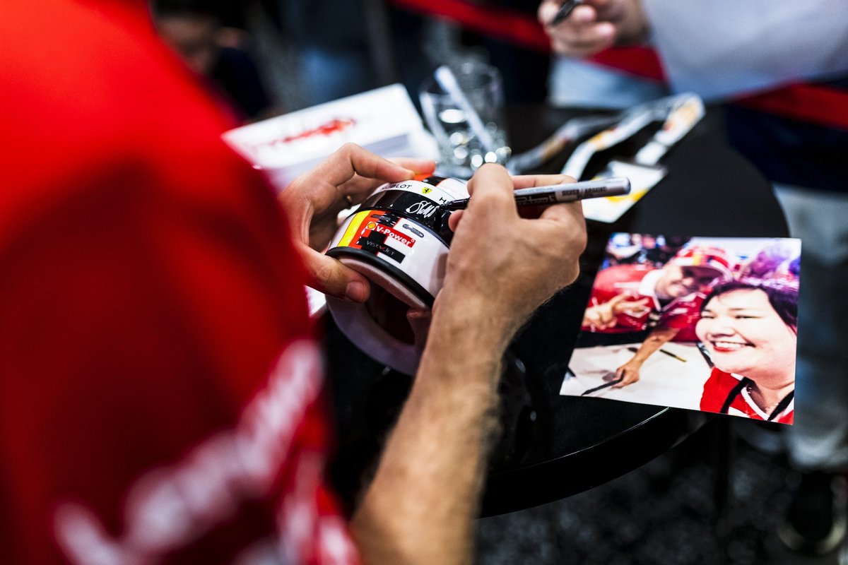 miyake9's tweet photo. 3 years ago today I met Seb and Britta at the autograph session. They were the sweetest. 🫰🏻❤️
#TeamVettel #SingaporeGP #F1NightRace https://t.co/9Ap2GvbeLp
