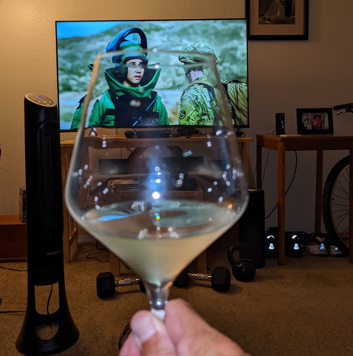 Relaxing after having dinner with my cousin and her family. Enjoying some Sauvignon Blanc and now finishing watching the remainder of the 68 Whiskey series. 
#sundaywineday #sundayvibes #wine #68whiskey #paramountplus #armymedics #sauvignonblanc #newzealandwine #winelover