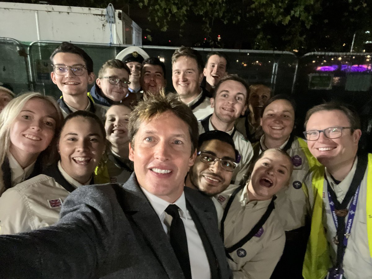 Hats off to <a href="/JamesBlunt/">James Blunt</a> for stopping and chatting to <a href="/scouts/">Scouts</a> on the late shift.
Top team of young people who have worked their feet off delivering acts of #kindness #london
