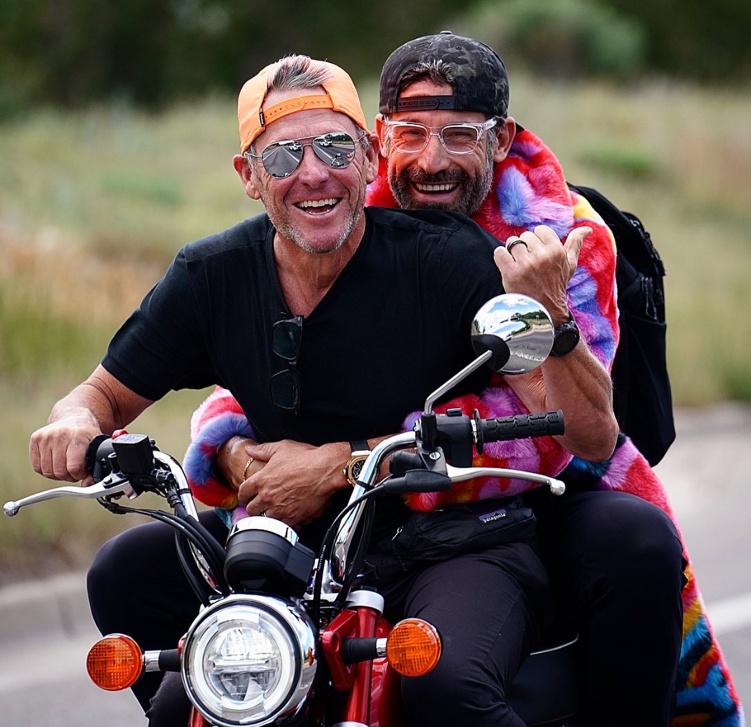 LizKreutz's tweet photo. Happy Happy Birthday @lancearmstrong 🎉🎂 Here’s to another year of friendship, laughter, adventure and lots of photos! This past year is going to be tough to top, but hearing what you have cooking I CANNOT wait! Uh-Hu!
#lancearmsttong #happybirthday #forwardneverstraight #wedu https://t.co/U7WBCG4X8J