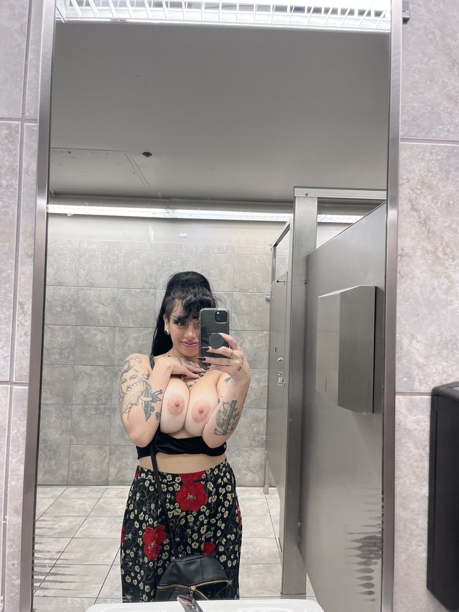 lunathegh0st's tweet photo. Bathroom boobies https://t.co/BPb8HPza7p