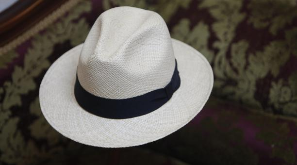 mimi_ec__'s tweet photo. ¿Sabían que el sombrero de paja toquilla la UNESCO lo declaró en 2017 como Patrimonio Cultural Intangible de la Humanidad? 🇪🇨 

Su elaboración es hecha a mano con las mejores pajas que duran entre 5 a 6 meses un solo sombrero y puede costar hasta $5000. https://t.co/lHIiZ6QPZE
