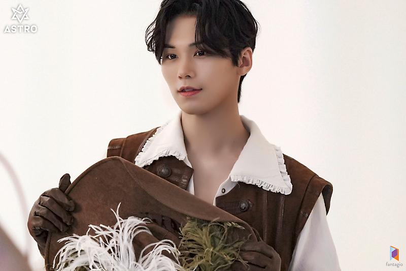 rockysarchive's tweet photo. The Three Musketeers Musical <#삼총사> shoot behind 

#아스트로 #라키 #아스트로 #라키 https://t.co/0GbmAFostl
