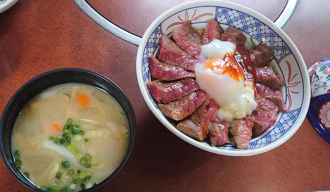 やま康のあか牛丼やら資さんうどんやら湯布院バーガーやら18博多ラーメン(300円)やら旭軒の焼餃子やら直ちゃんとおぐら本店のチキン南蛮やらを喰ろうたが、台風で3日間宮崎に引きこもるけどネカフェでタフ全巻読むので尊いんだ、絆が深まるんだ 