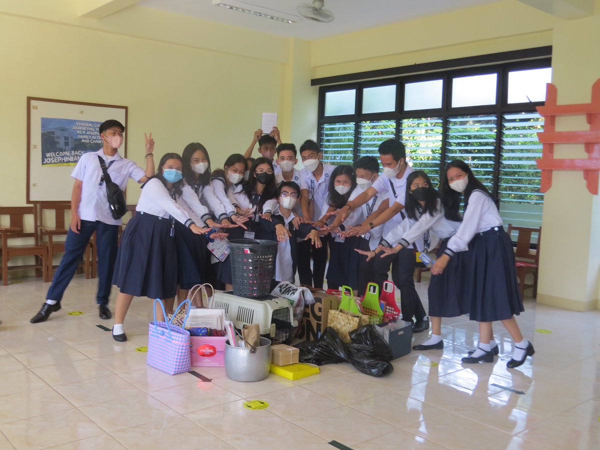 on Twitter "NO BAG FOR A DAY? KAYA YAN! 👜 The students