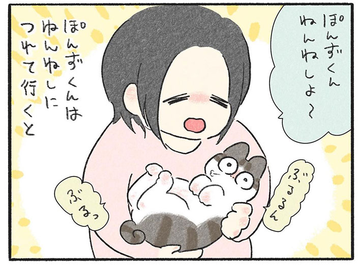 飼い主に抱きかかえられて眠る猫 しかし、しばらくすると? 「可愛すぎる」「これは天使」 https://t.co/r9BJERPw7h @grapeejpより