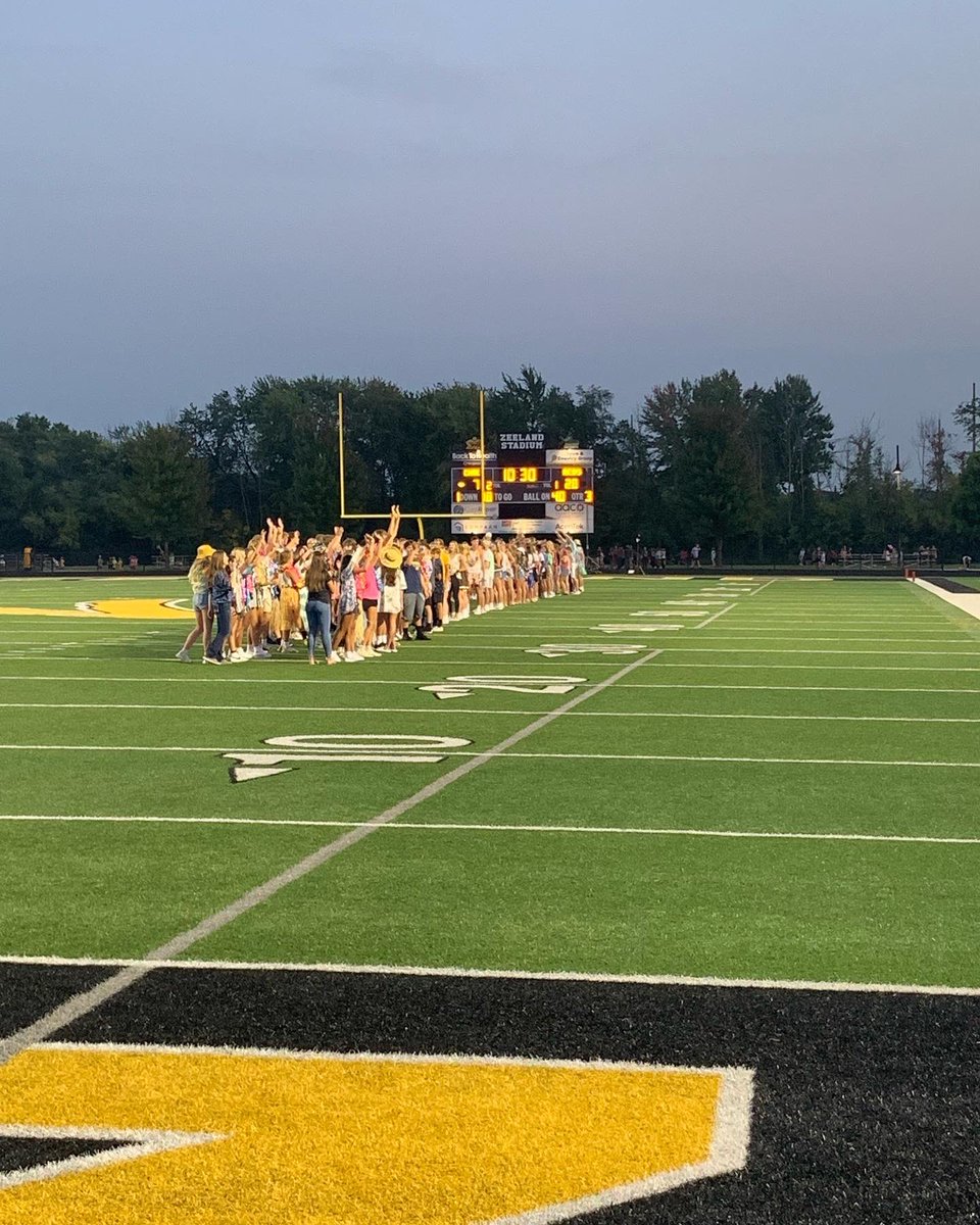 chixsports's tweet photo. Thankful for CHIX Football, our fall student-athletes/coaching staff, the COOP, band and ZE Cheer! #FNL #GoCHIX https://t.co/yByRhObsdu