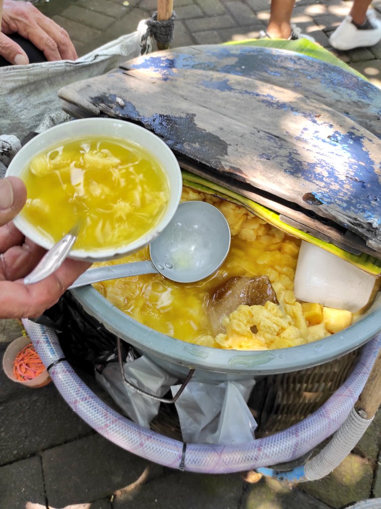 Widino's tweet photo. "Saya udah jualan dari tahun 70an, pake gula asli, banyak yg nyuruh naikin harga tp ga mau, walau untungnya dikit yg penting cukup buat hidup aja udah seneng"

Nangiss 😭😭

Es tapenya enak bgt, legend, cuma 2ribu, si bapaknya ramah, gw kaya dianggap anaknya pas foto bareng 😭 https://t.co/i6pgctAXq4