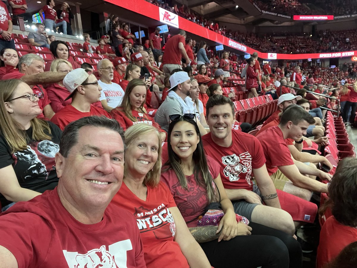 brucemoriarty's tweet photo. #onwisconsin #gobadgers #attendancerecord https://t.co/QfeIJ6gif2