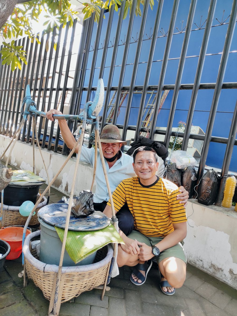 "Saya udah jualan dari tahun 70an, pake gula asli, banyak yg nyuruh naikin harga tp ga mau, walau untungnya dikit yg penting cukup buat hidup aja udah seneng"

Nangiss 😭😭

Es tapenya enak bgt, legend, cuma 2ribu, si bapaknya ramah, gw kaya dianggap anaknya pas foto bareng 😭