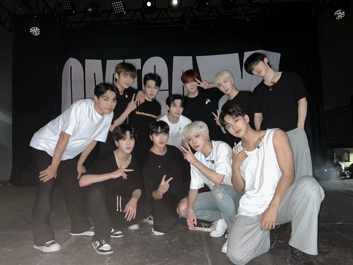 OmegaX_official's tweet photo. [📸] 

2022 OMEGA X WORLD TOUR 
[CONNECT :Don't give up] START😍
Mexico Guadalajara 포애기들과 함께 
행복한 시간보낸 오엑이들💚💚
우리 다음 공연에서 또 만나요🫶🏻

#OMEGA_X #오메가엑스
#CONNECT #Dont_give_up https://t.co/Ns9LoWEAcm