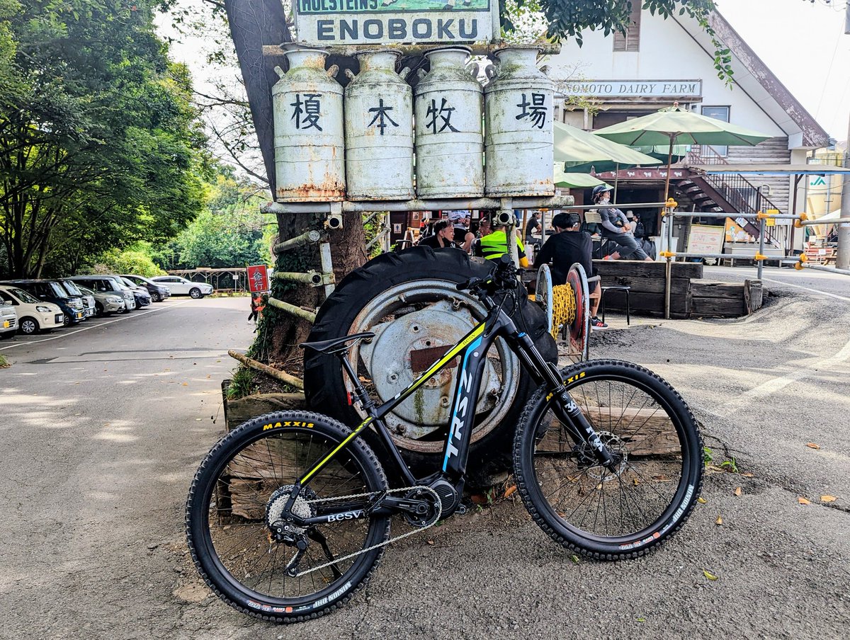 namako's tweet photo. フラットな荒サイで電動ハイパワー全力サポート付きでエノボク往復してバッテリー50%消費。
パワメついてないので正確にはわからないけど、120wくらいでゆったりアシスト効かせながらのんびり走るにはいい感じ。
#besv #trs2xc #emtb #ebike #荒川サイクリングロード #荒サイ #榎本牧場 https://t.co/CfXGjMylWH