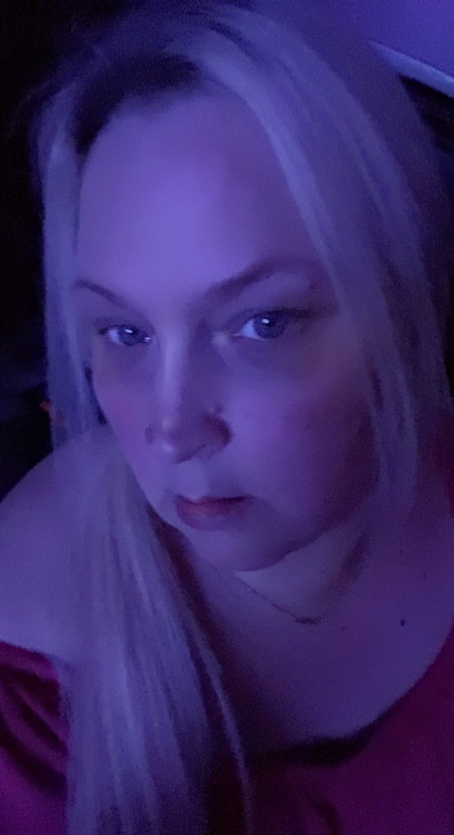 Angnshawn's tweet photo. I look blue when I’m watching the TV! https://t.co/Ec6w41aAtg