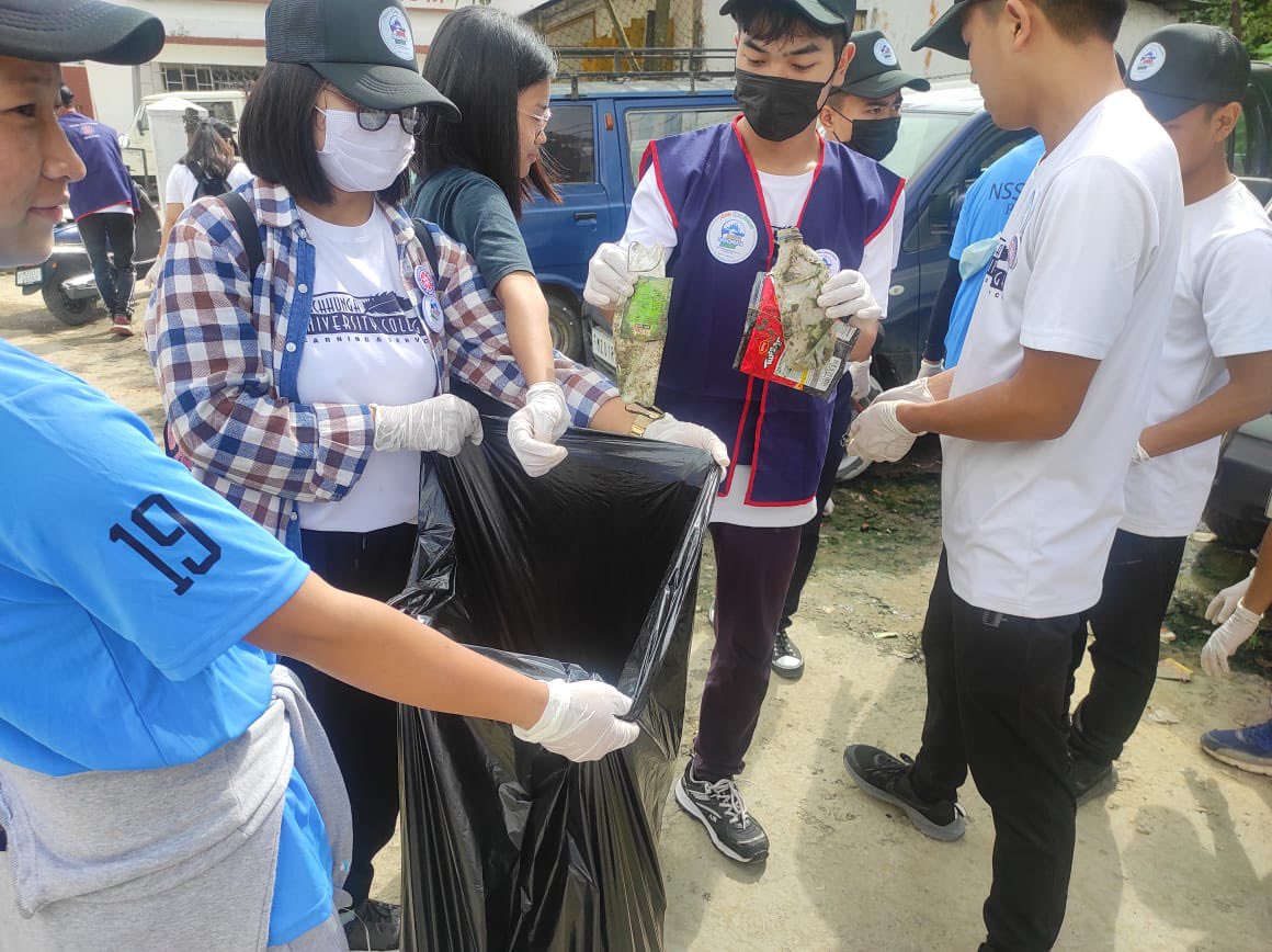 nss_puc's tweet photo. Volunteers take active part in today’s event with our Team leader @SangpuiiSy                @SwachhBharatGov @sbmu_mizoram #IndianSwachhataLeague #SwachhAmritMahotsav #YouthVsGarbage #AizawlCleanAvengers https://t.co/i6PDAMa8Ma