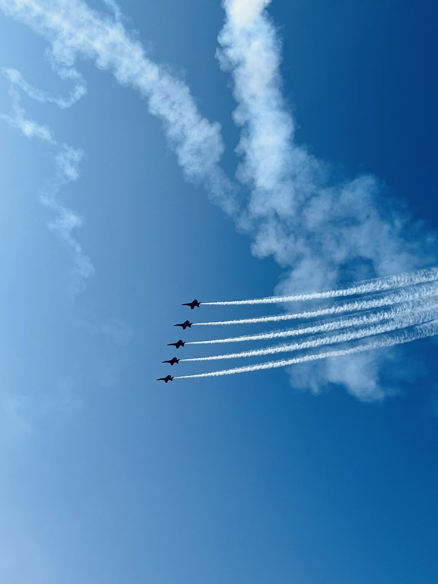 MFox_VBPD's tweet photo. Look up!  Don’t miss the Blue Angels &amp; many others at the NAS Oceana Air Show Sept. 17-18! For more information, visit https://t.co/GEqAHLQaqU. Reminder: Temporary road closures on London Bridge Rd. from Central Dr. to International Pkwy. https://t.co/XI8MZhsjtj