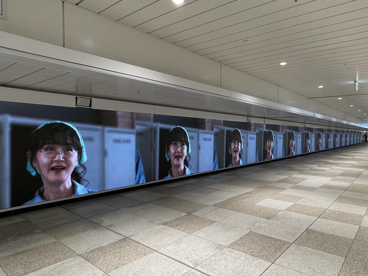 akihiro_terui's tweet photo. BOSS 30周年サイネージ広告180秒は新宿駅東西自由通路で明日までの公開です。

#BOSS30th
#宇宙大統領みゆき
#なんで人って働くんだっけ https://t.co/OwVu5Aul9U