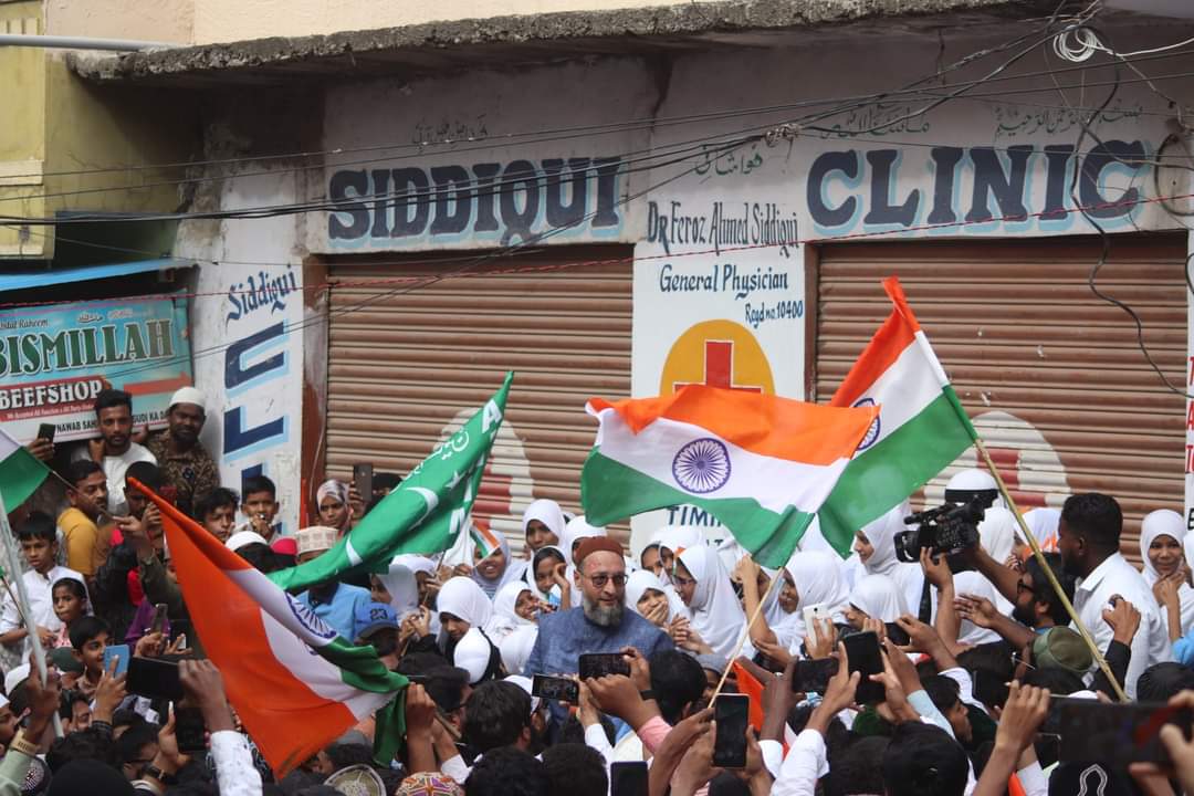 Hyderabad ke Ittehad ko hamara Salaam! 

Aaj ki Tiranga Rally ki kuch Khaas Tasveerien, Meri aur AIMIM ki taraf se Hyderabad ki awaam ka tah-e-dil se Shukriya.😊 

#NationalIntegrationDay 
<a href="/tahsin_faizi/">TAHSIN FAIZI</a> <a href="/asadowaisi/">Asaduddin Owaisi</a> <a href="/Akhtaruliman5/">Akhtarul Iman</a> <a href="/ShahnawazRJD/">Shahnawaz</a>