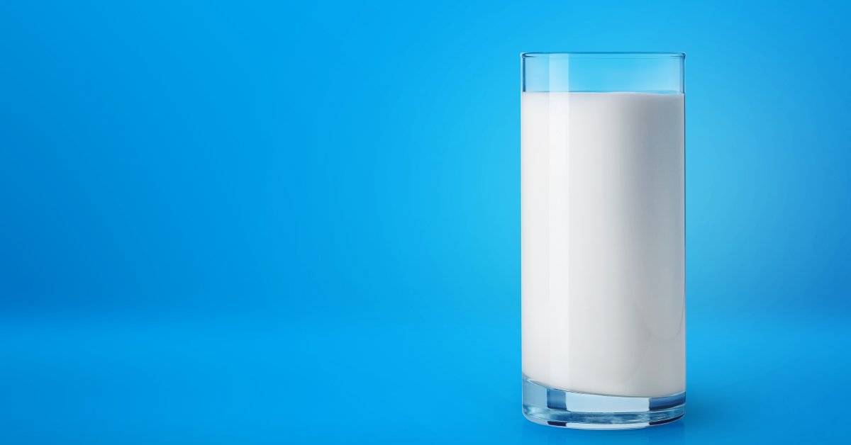 WebMD's tweet photo. Did you know that cow's milk contains melatonin? That may be one reason why a warm glass of milk is used as a home remedy for insomnia. https://t.co/v5k7Bgjp3M https://t.co/6cPy4wiwnc