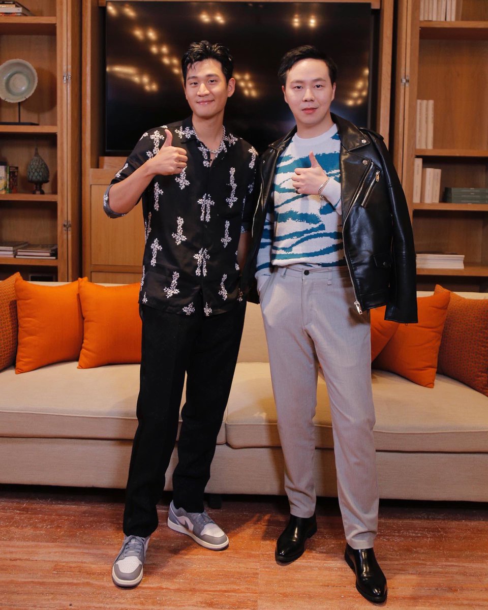 RockyChung2's tweet photo. With #EricChou #Eric周兴哲  Congrats for ur bangkok fan meeting and thanks for recording my show 
#thailandcomingXericchou #rockychung #钟慕岳 https://t.co/VIMbuFpRty