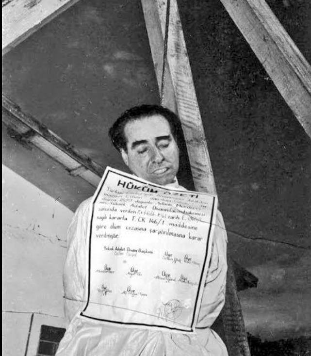 mustafarmagan's tweet photo. Katlanıp ağza tıkılan sarkmış dil

Gece yarısı 2.idam
Havaya dikkat edin
İkindi vakti asıldı
Hava kararmış
O tekrar darağacında

Katiller fotoğrafı iyi çıkmadı diye Adnan Menderes'i 2.defa astırdı
Yatacak yeriniz yok
CHP bu zulmü hazırladı
Asker içindeki çeteye aldırdı intikamını https://t.co/KWXrwzFJnI