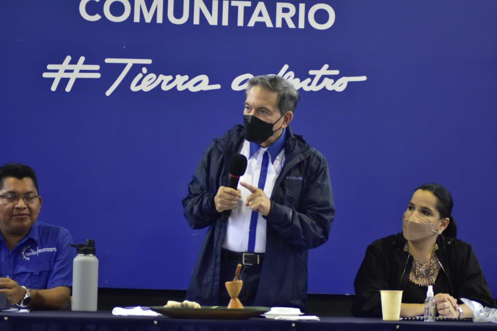 MIVIOTPma's tweet photo. ¡8 familias Ngäbe reciben soluciones habitacionales nuevas! 
Durante la entrega de beneficios de la #GTC, acompañamos al Presidente @NitoCortizo a entregar al Director Regional 8 certificados, de los cuales 5 son unidades básicas y 3 casas del programa V-36.
#PanamáEsUnGranPaís https://t.co/Q3YlkG7Jy4