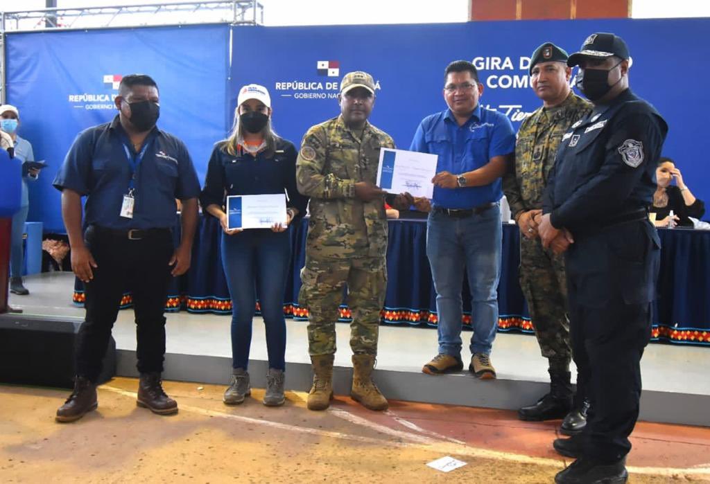 MIVIOTPma's tweet photo. ¡8 familias Ngäbe reciben soluciones habitacionales nuevas! 
Durante la entrega de beneficios de la #GTC, acompañamos al Presidente @NitoCortizo a entregar al Director Regional 8 certificados, de los cuales 5 son unidades básicas y 3 casas del programa V-36.
#PanamáEsUnGranPaís https://t.co/Q3YlkG7Jy4