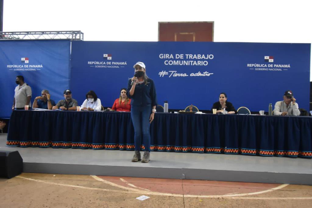 MIVIOTPma's tweet photo. ¡8 familias Ngäbe reciben soluciones habitacionales nuevas! 
Durante la entrega de beneficios de la #GTC, acompañamos al Presidente @NitoCortizo a entregar al Director Regional 8 certificados, de los cuales 5 son unidades básicas y 3 casas del programa V-36.
#PanamáEsUnGranPaís https://t.co/Q3YlkG7Jy4