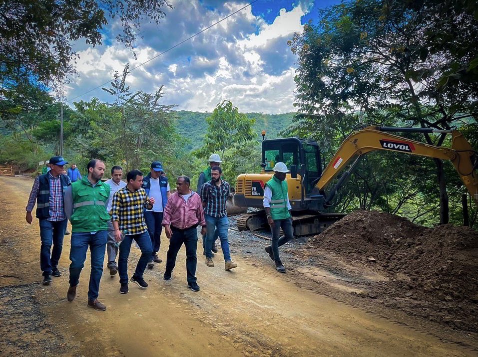 ObrasAntioquia's tweet photo. ¡No nos detenemos! ✅

Nuestro secretario @SantisierraL y el equipo técnico realiza visita técnica al proyecto de pavimentación Cabeceras Municipales La Usa - Caicedo que, además, conectará a este municipio con las vías 4G para generar más oportunidades en el #Occidente.🏞 https://t.co/Yrv7pdWbC1