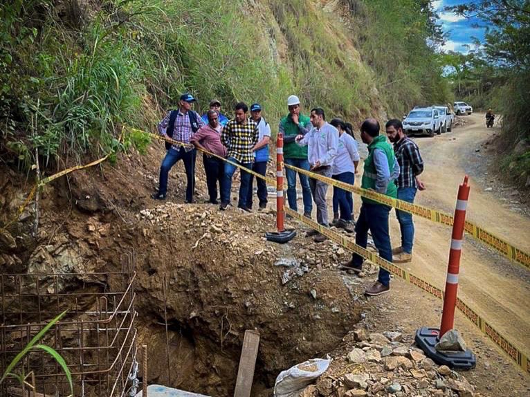 ObrasAntioquia's tweet photo. ¡No nos detenemos! ✅

Nuestro secretario @SantisierraL y el equipo técnico realiza visita técnica al proyecto de pavimentación Cabeceras Municipales La Usa - Caicedo que, además, conectará a este municipio con las vías 4G para generar más oportunidades en el #Occidente.🏞 https://t.co/Yrv7pdWbC1