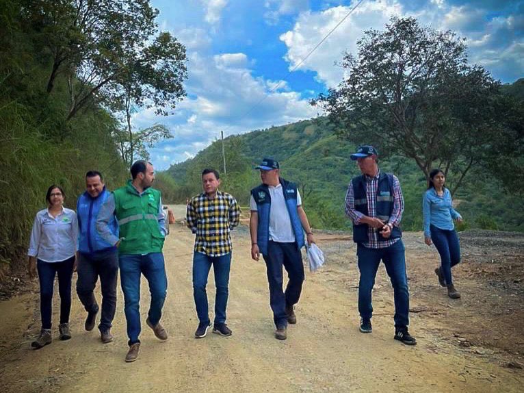 ObrasAntioquia's tweet photo. ¡No nos detenemos! ✅

Nuestro secretario @SantisierraL y el equipo técnico realiza visita técnica al proyecto de pavimentación Cabeceras Municipales La Usa - Caicedo que, además, conectará a este municipio con las vías 4G para generar más oportunidades en el #Occidente.🏞 https://t.co/Yrv7pdWbC1