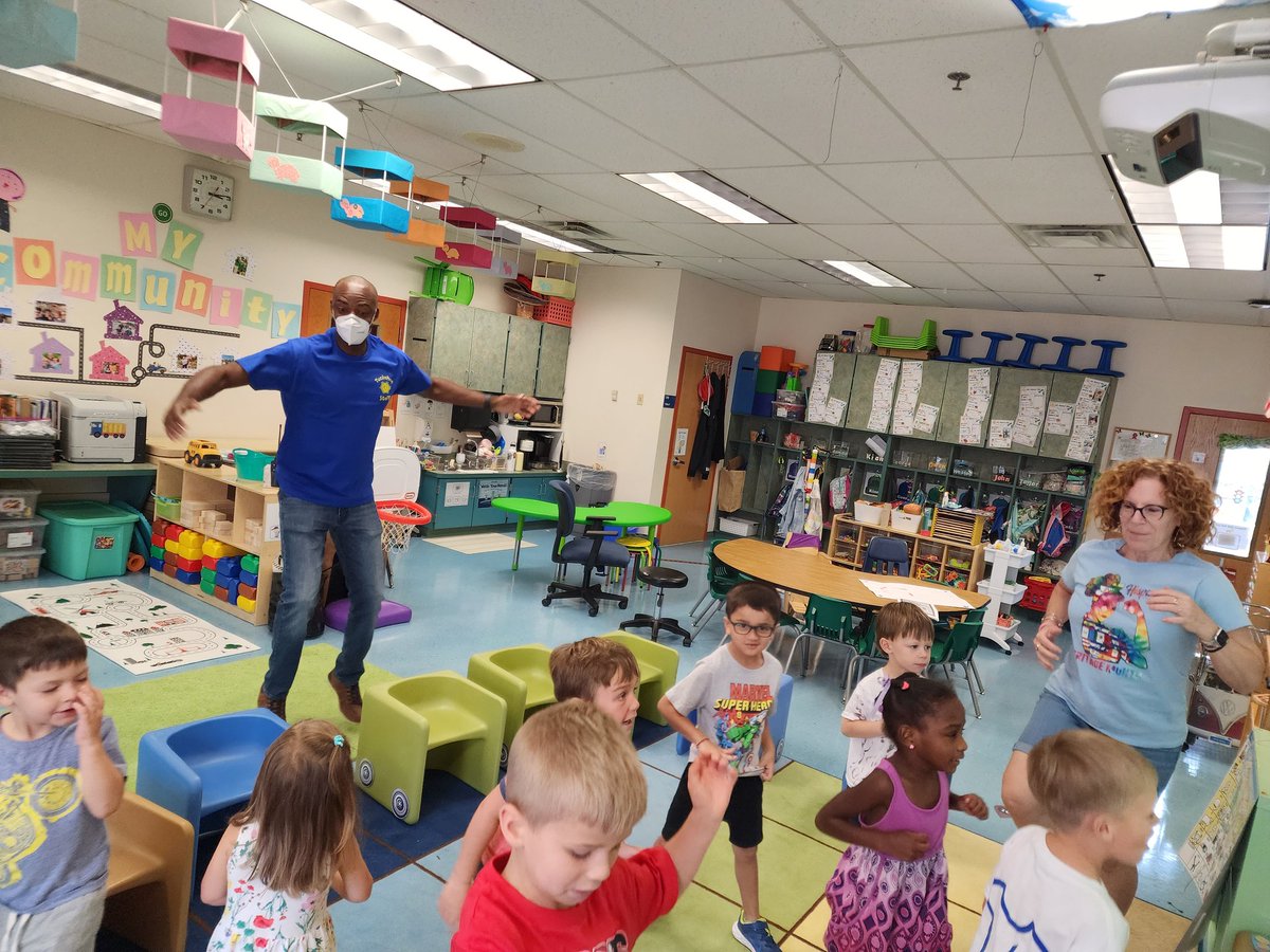 k_sliders's tweet photo. No sub no worries our principal Mr. Barnes to the rescue.  We danced and sang for music class. #TuckahoeRocks #TuckahoeSchool @TuckahoeAP @BirotteJody @ProfLrnSpec https://t.co/JbsmcwC3hn