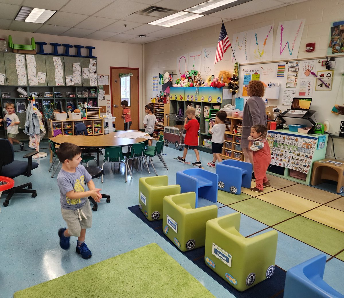 k_sliders's tweet photo. No sub no worries our principal Mr. Barnes to the rescue.  We danced and sang for music class. #TuckahoeRocks #TuckahoeSchool @TuckahoeAP @BirotteJody @ProfLrnSpec https://t.co/JbsmcwC3hn