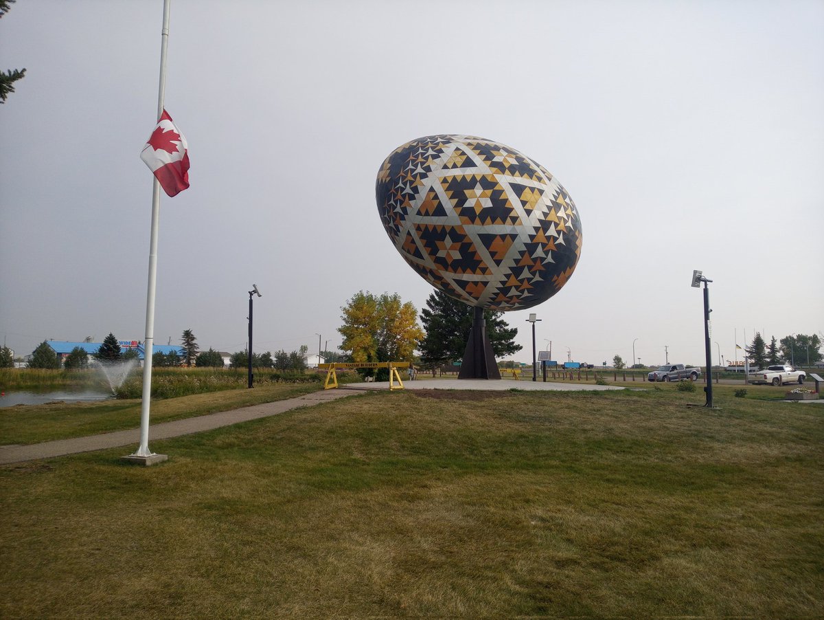 paladine's tweet photo. Canadian flag at half staff. #SlavaUkraini #Ukraine #Vegreville #Fatell https://t.co/Rz8rDPMxUf
