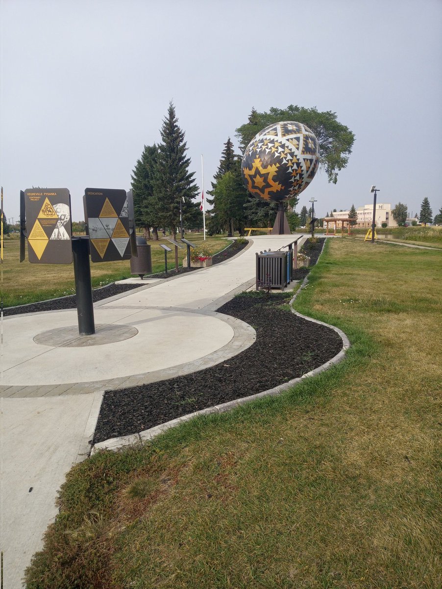 paladine's tweet photo. Canadian flag at half staff. #SlavaUkraini #Ukraine #Vegreville #Fatell https://t.co/Rz8rDPMxUf