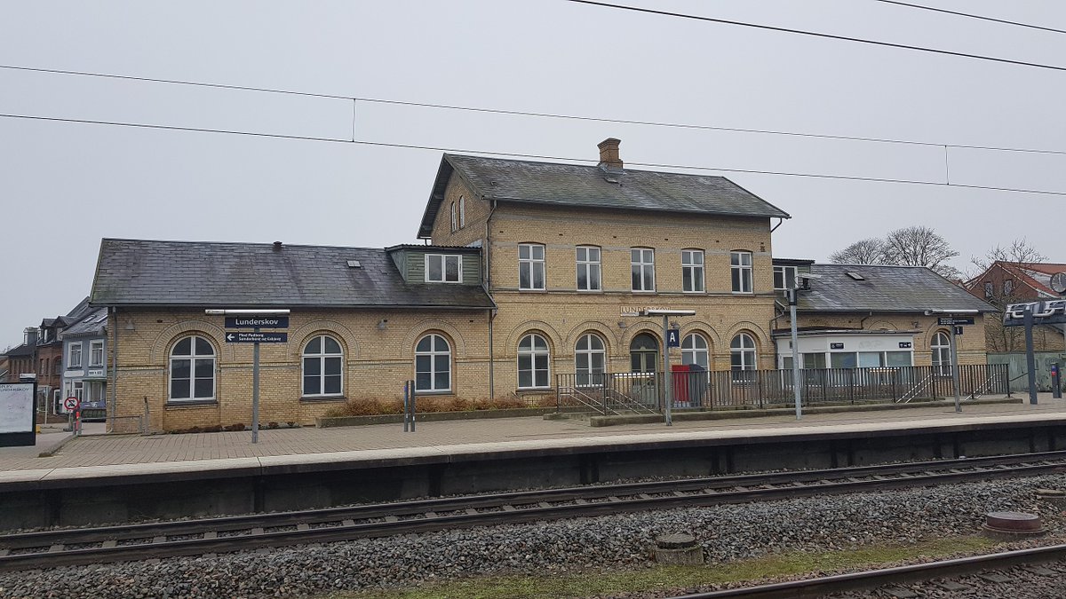 BackOnTrackBE's tweet photo. 06h01 Stop of the #3percentOverNight #Hub4Brussels #BrusselsMalmö #nighttrain at #Lunderskov, giving them the possibility to connect towards the east and south! https://t.co/pLIhTx9tPv