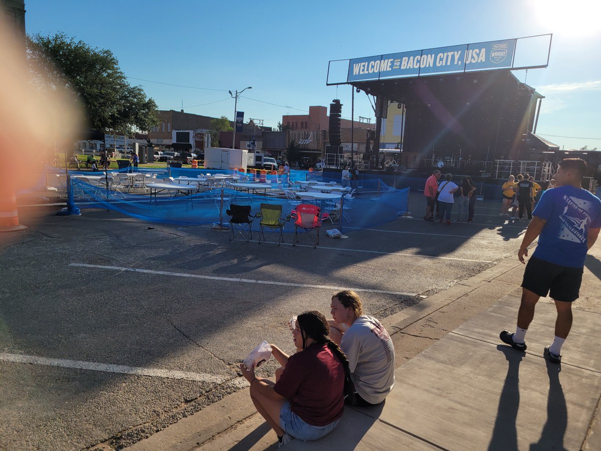 walkereditor's tweet photo. Hanging out on the #baconstrip @WrightBacon bacon city usa. Ready for @randyrogersband to sizzle in a bit. https://t.co/3LCrmFnIp9