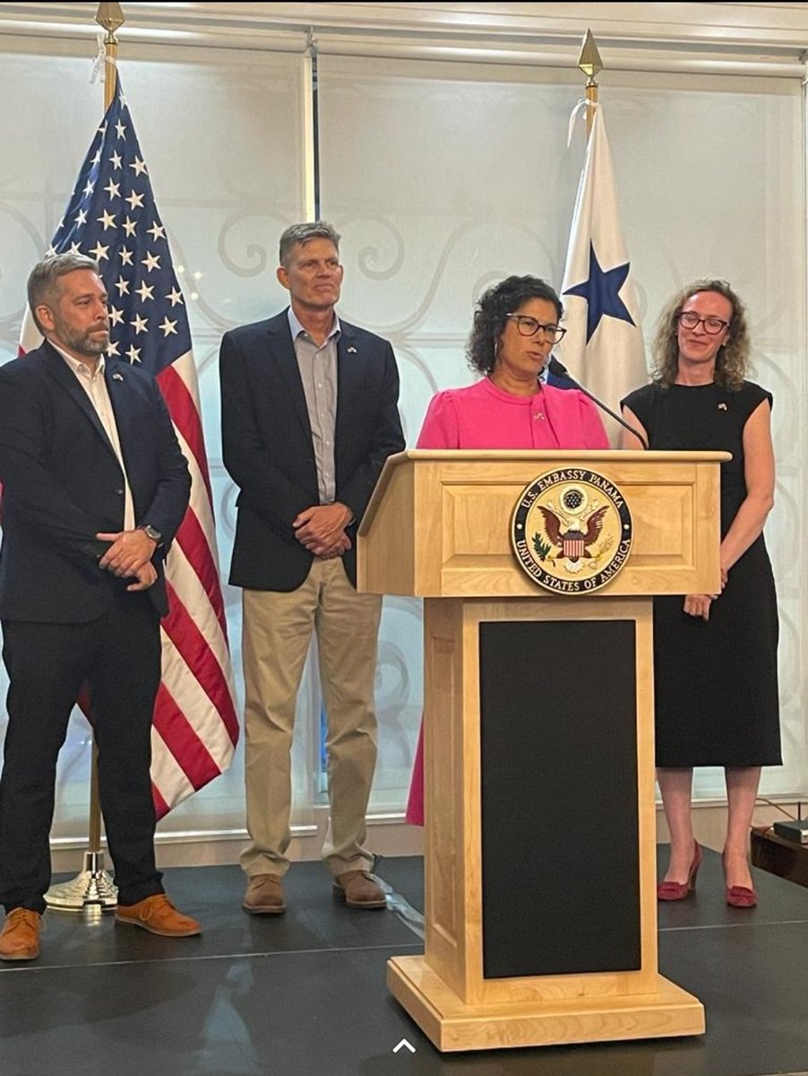 EmilioSempris's tweet photo. Fue un placer compartir con los becarios de los diversos programas que ofrece la Embajada de los Estados Unidos. En mi discurso, hice referencia al papel de la educación en el fortalecimeinto de la democracia. Para más info, visitar:
https://t.co/IKwSCPHWH1 https://t.co/toQLV22i3K