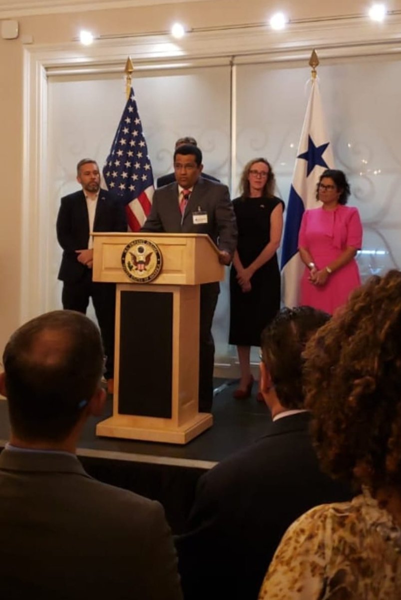 EmilioSempris's tweet photo. Fue un placer compartir con los becarios de los diversos programas que ofrece la Embajada de los Estados Unidos. En mi discurso, hice referencia al papel de la educación en el fortalecimeinto de la democracia. Para más info, visitar:
https://t.co/IKwSCPHWH1 https://t.co/toQLV22i3K