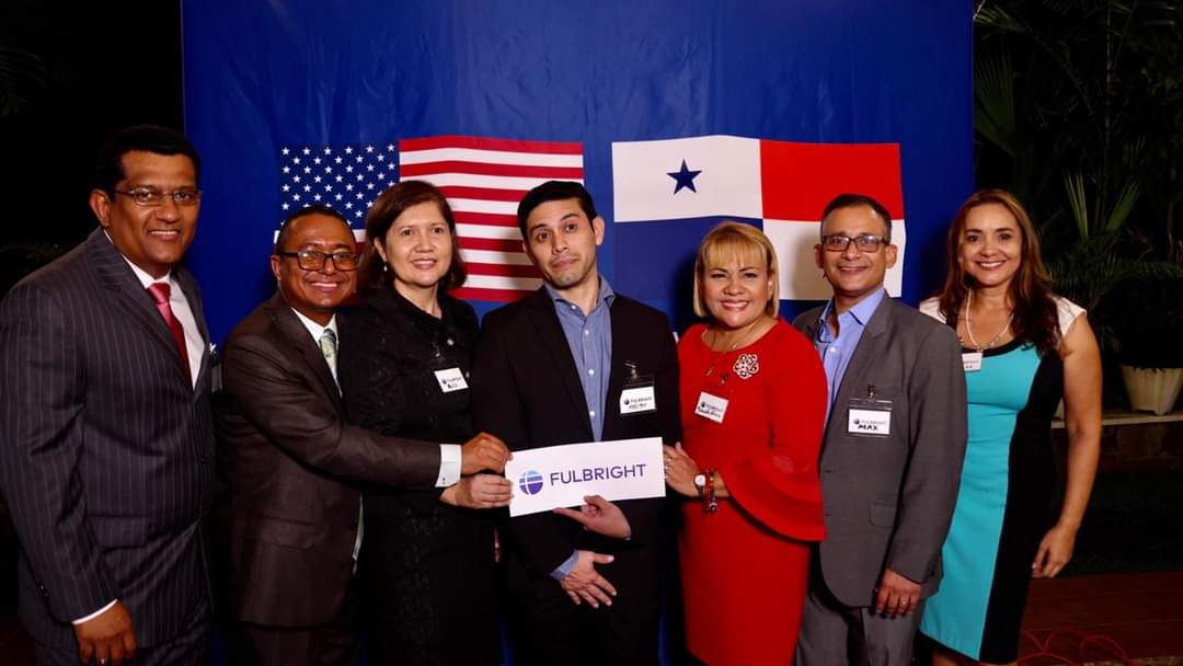 EmilioSempris's tweet photo. Fue un placer compartir con los becarios de los diversos programas que ofrece la Embajada de los Estados Unidos. En mi discurso, hice referencia al papel de la educación en el fortalecimeinto de la democracia. Para más info, visitar:
https://t.co/IKwSCPHWH1 https://t.co/toQLV22i3K