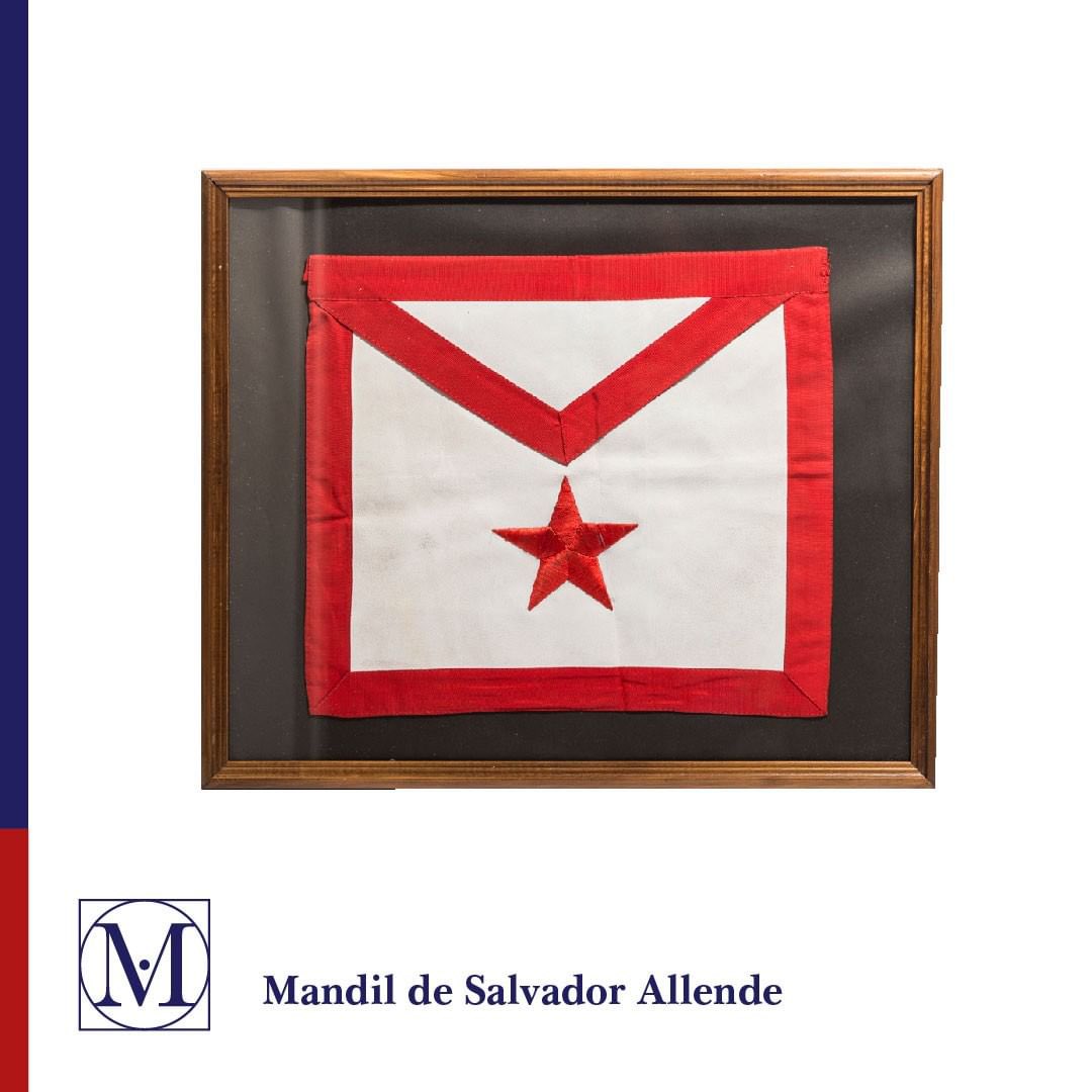 museomasonico's tweet photo. Este mandil de cuero y tela perteneció a Salvador Allende Gossens, utilizado cuando fue miembro de la Asamblea de la @GranLogiaChile. Allende se inició en la Logia Progreso Nº4 de Valparaíso🇨🇱 y en 1940 ingresó a la Logia Hiram Nº65 de la que fue Venerable Maestro #MuseoEnCasa https://t.co/W8fVcl7BUM