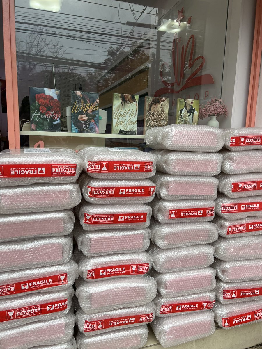 clmupdates_'s tweet photo. RE: CLS 7&amp;8 BATCH 1-3 

Hello! ida-drop off na namin iyong ibang parcels today. ~ 

JNT: Pinapa-check pa namin now magkano sf kapag kasama iyong box. Magme-message kami bukas if ever na kulang or sobra iyong sf niyo. 

LBC: Ita-try namin i-drop off today. https://t.co/fMQHjziuKs