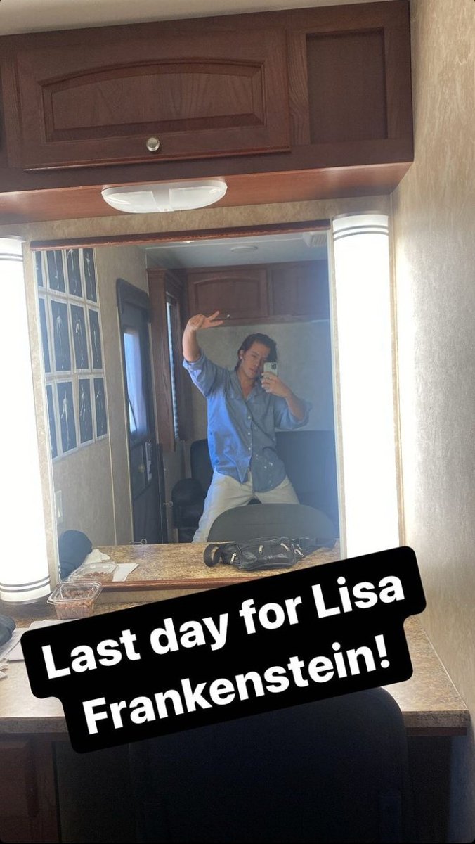 "Último día de Lisa Frankestein" — Cole Sprouse vía instagram stories

Terminaron las grabaciones de #LisaFrankestein 🥺❤️‍🩹