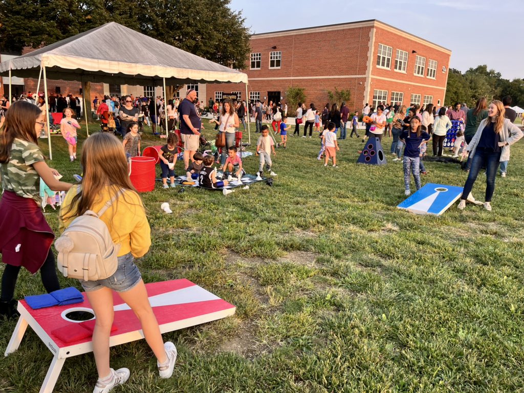 BridgetSteg's tweet photo. Thanks to FPBS PTA for organizing an awesome Back to School Bash! #fpbsdshines @FPBSchools https://t.co/W3r0qcEOjZ