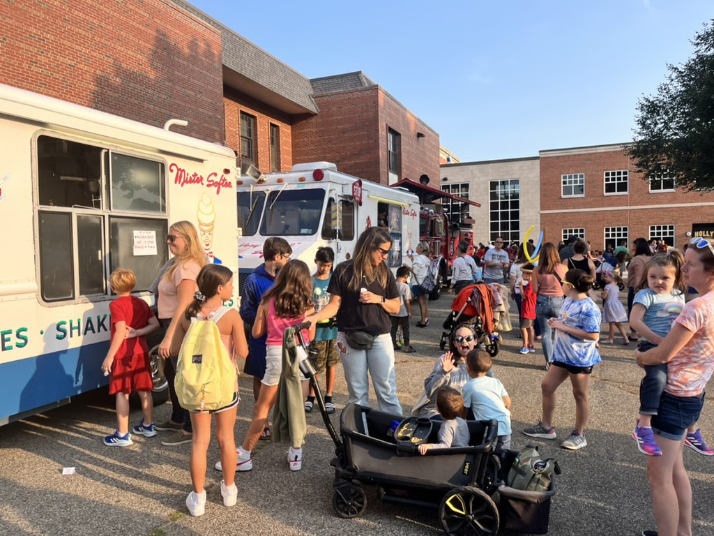 BridgetSteg's tweet photo. Thanks to FPBS PTA for organizing an awesome Back to School Bash! #fpbsdshines @FPBSchools https://t.co/W3r0qcEOjZ